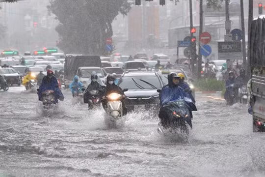 Mưa lớn dồn dập trút xuống nhiều khu vực, cảnh báo lốc, sét, mưa đá và gió giật mạnh
