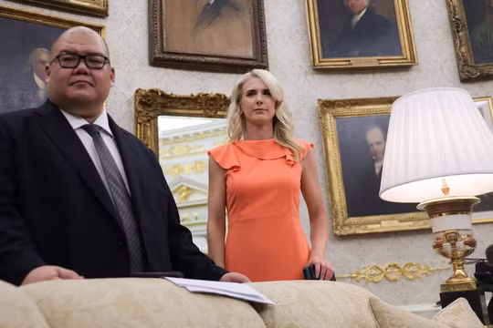 Tổng thống Trump gây xôn xao vì tặng số tiền “khủng” cho trợ lý thân cận
