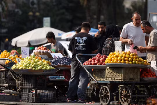 Người dân Iran chật vật giữa khủng hoảng kinh tế, buộc phải cắt giảm chi tiêu thiết yếu