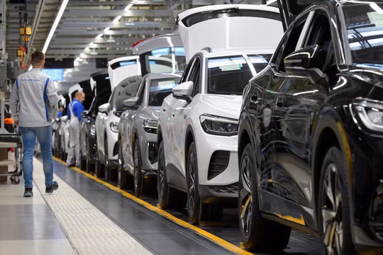 Chưa từng có: Huyền thoại Volkswagen sắp cắt giảm 50.000 lao động, loại bỏ một nửa danh mục xe