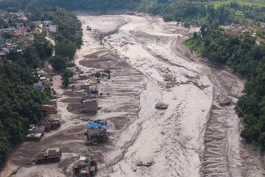 Cửa khẩu biên giới Nepal - Trung Quốc “biến mất” sau lũ quét, đội cứu hộ chỉ tìm thấy “toàn đổ nát”