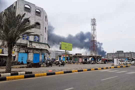 6 tên lửa Houthi dội thẳng xuống cảng Mocha trên biển Đỏ, 4 người thiệt mạng