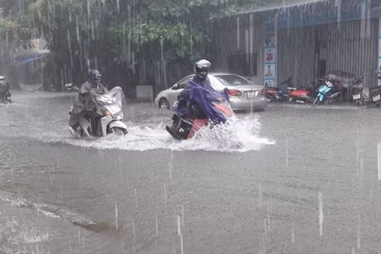 Mưa lớn cực đoan trút xuống nhiều khu vực ở Trung Bộ và Nam Bộ, có nơi vượt ngưỡng 70mm