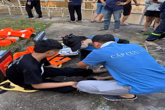 Hà Nội: Cảnh sát giải cứu thành công 2 nạn nhân mắc kẹt trong ống cống