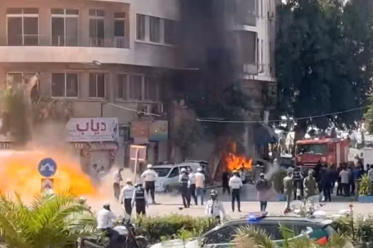 Nổ lớn gần khách sạn Tổng thống Pháp Emmanuel Macron lưu trú ở Syria, cột khói bốc lên dữ dội