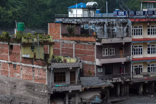 Cậu bé 8 tuổi sống sót giữa dòng lũ Nepal nhờ trèo lên cây, đoàn tụ với mẹ sau những ngày tuyệt vọng
