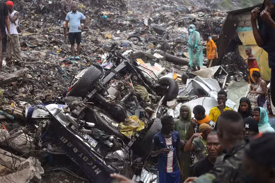 Thảm kịch ở Guinea: Bãi rác khổng lồ sạt lở sau mưa lớn, đổ ập xuống nhà dân khiến 30 người chết