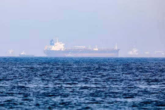 Một tàu chở dầu ngoài khơi Yemen bị nhóm người có vũ trang tấn công và chuyển hướng về Somalia