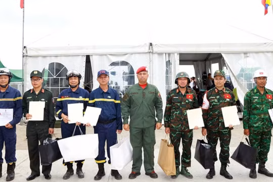 Đoàn cứu nạn, cứu hộ Việt Nam được trao tặng Huy chương “Anh hùng Venezuela”
