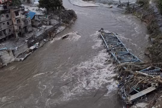 Biên giới Trung Quốc - Nepal tan hoang sau thảm kịch lũ quét, ít nhất 93.000 người cần cứu trợ khẩn