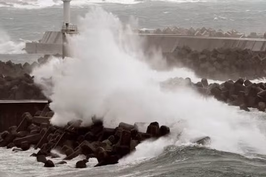 “Quái bão” Dolphin càn quét dữ dội quần đảo Ogasawara, Nhật Bản phát cảnh báo nguy hiểm