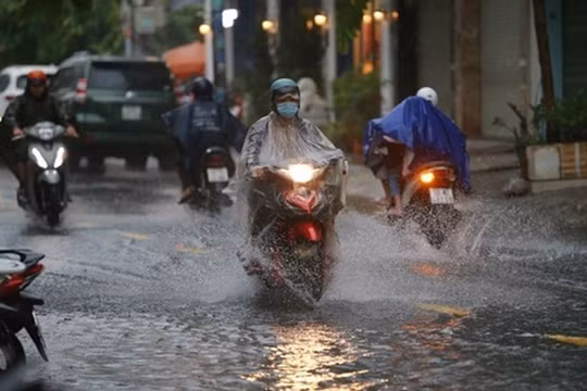 Cảnh báo khẩn: Mưa dông diện rộng, lốc sét và mưa đá xuất hiện ở cao nguyên Trung Bộ và Nam Bộ