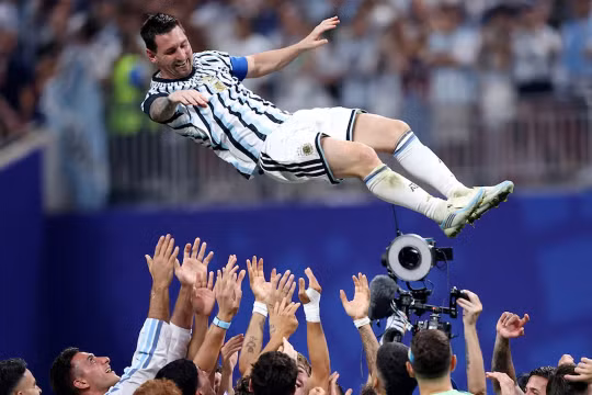 Messi bật khóc sau màn thoát hiểm ngoạn mục của Argentina trước Ai Cập