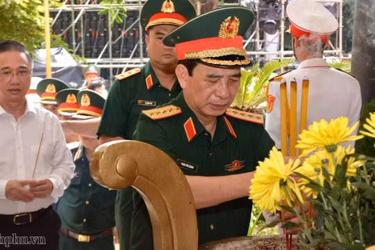Đại tướng Phan Văn Giang dâng hương tưởng niệm các Anh hùng liệt sĩ tại Công viên Lê Thị Riêng
