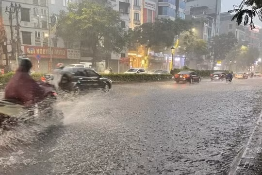Cảnh báo nguy cơ xảy ra dông, lốc sét và mưa đá trong ít giờ tới tại khu vực TP Hà Nội