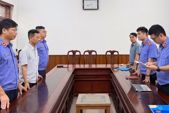 Khởi tố, bắt tạm giam nguyên Thẩm phán Tòa án Nhân dân TP Hà Nội