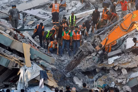 Chung cư ở Gaza bị đánh bom đổ sập trong đêm, ít nhất 20 người Palestine thiệt mạng