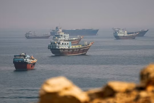 Eo biển Hormuz tiếp tục vắng tàu, lưu lượng vận tải giảm sâu dưới mức trung bình 10 ngày