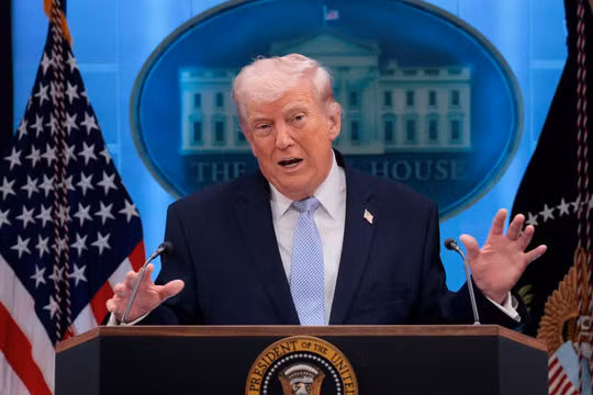 Ông Trump giáng đòn cực mạnh vào Iran: Hormuz thành "điểm nghẽn", hàng hóa gánh phí 20%