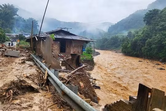 Mưa lũ diễn biến nguy hiểm, cảnh báo nguy cơ lũ quét, sạt lở và sụt lún đất tại Bắc Bộ và Thanh Hóa