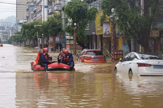 Tàu cứu hộ lưỡng cư xuất hiện giữa vùng lũ ở Trung Quốc, khẩn cấp đưa dân đến nơi an toàn