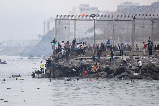 Đại diện Chính phủ Tây Ban Nha tại Ceuta từ chức sau làn sóng vượt biên ồ ạt