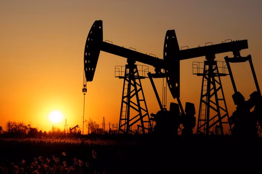 Giá dầu bật tăng hơn 2% sau khi ông Trump đe dọa các quốc gia ủng hộ Iran