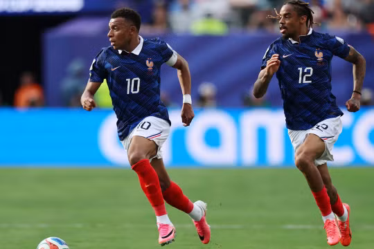 Mbappe bất ngờ nhắc tới Messi sau kỷ lục ghi bàn mới ở vòng knock-out World Cup