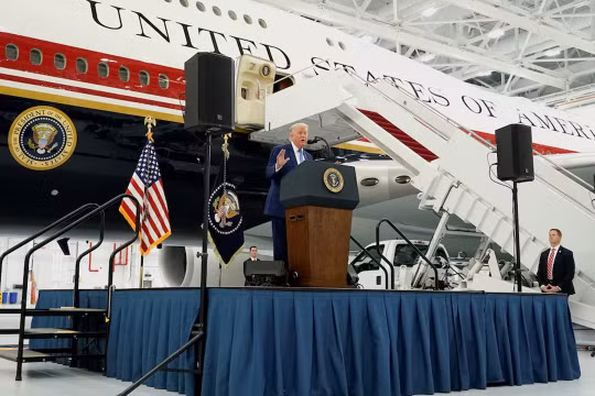 Tổng thống Trump bất ngờ đổi chuyên cơ khi rời Hội nghị Thượng đỉnh NATO, chuyện gì đã xảy ra?