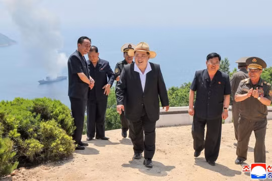 Ông Kim Jong-un kiểm tra hệ thống vũ khí của khu trục hạm 5.000 tấn