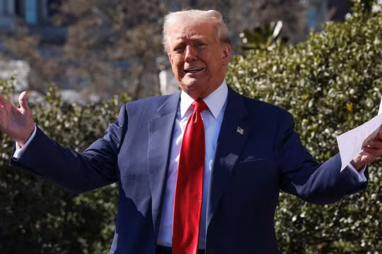 Ông Trump tính thu thêm “phí ô nhiễm” với Canada vì khói cháy rừng lan sang Mỹ