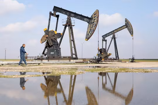 Giá dầu giảm 1% khi các cuộc đàm phán ngoại giao với Iran xoa dịu lo ngại về nguồn cung