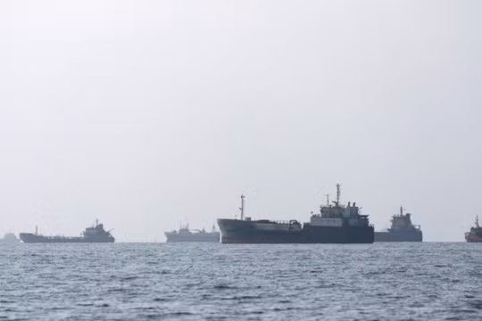 Iran ra quyết định bất ngờ, tạm dừng thu phí tàu nước ngoài chở năng lượng đến hoặc đi từ Tehran