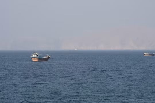 Thêm tàu thương mại trúng vật thể lạ ở eo biển Hormuz, 1 người thiệt mạng