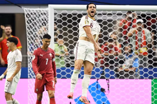 Bồ Đào Nha gục ngã trước Tây Ban Nha ở phút bù giờ, Cristiano Ronaldo chính thức chia tay World Cup
