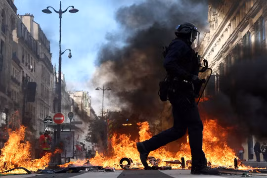 Làn sóng biểu tình lan rộng khắp châu Âu, Paris rơi vào cảnh tê liệt “như bị phong tỏa”