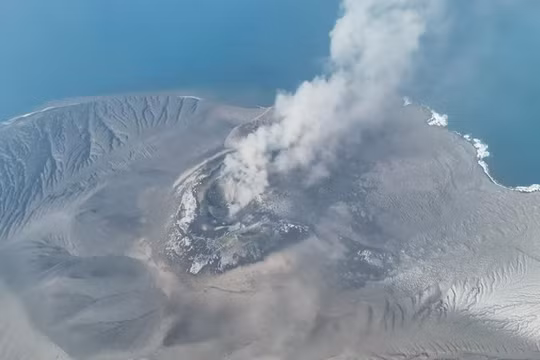 Indonesia mở cửa trở lại 5 sân bay sau thảm họa núi lửa Anak Krakatau phun trào