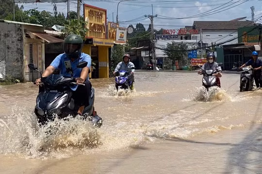 Mưa lớn kết hợp triều cường dâng cao khiến hàng loạt khu vực ở TP. Đồng Nai biến thành "sông"