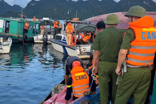 Quảng Ninh: Lật tàu trên biển đặc khu Vân Đồn khiến 1 người tử vong, 1 người mất tích 