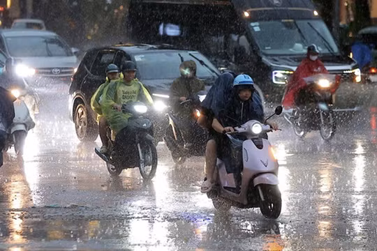 Mưa lớn bao trùm nhiều nơi ở Trung Bộ và Nam Bộ, cảnh báo mưa đá và gió giật mạnh