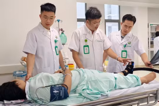 Bệnh viện Hữu nghị Việt Đức cơ sở Ninh Bình mổ ca đầu tiên, hơn 300 người được khám miễn phí