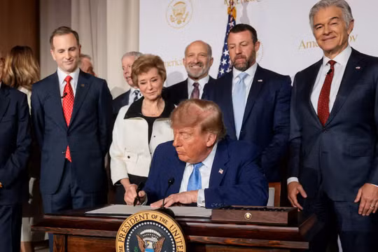 Ông Trump và loạt “ông lớn” công nghệ ký thỏa thuận an toàn AI, thúc đẩy mở rộng trung tâm dữ liệu