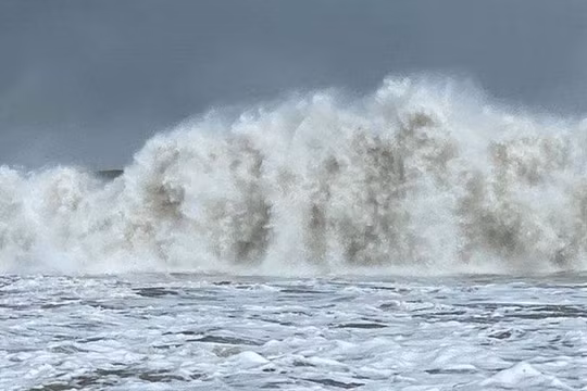 Cảnh báo dông, lốc xoáy và gió giật mạnh trên vùng biển ngoài khơi tỉnh Quảng Ninh