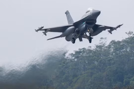 Tiêm kích F-16 gặp sự cố rồi lao xuống đất ở Thổ Nhĩ Kỳ, phi công thoát chết ngoạn mục