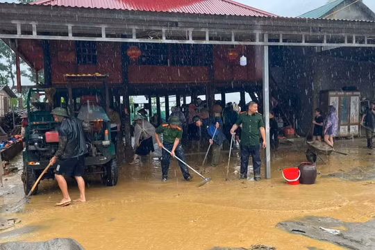 Lào Cai: Đường phố ngổn ngang đất đá sau lũ, Công an khẩn trương hỗ trợ nhân dân khắc phục hậu quả