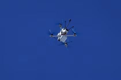 Các thiết bị bay không người lái hoạt động tại những khu vực tranh chấp, đòi hỏi hệ thống liên kết an ninh chặt chẽ, nhằm ngăn ngừa rủi ro bị can thiệp tín hiệu và mất quyền kiểm soát (Ảnh minh họa). Ảnh: Getty