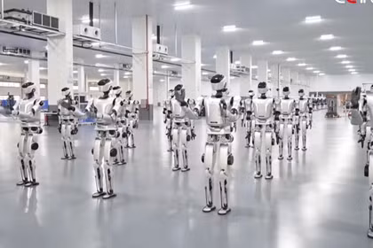 Cứ 30 phút, nhà máy mới tại Quảng Đông lại sản xuất xong một robot nhân hình, mở ra giai đoạn sản xuất đại trà quy mô lớn. Ảnh: IE.