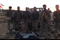 Binh sĩ quân đội Syria thu giữ nhiều vũ khí trang bị của IS trên sa mạc Palmyra. Ảnh Masdar News