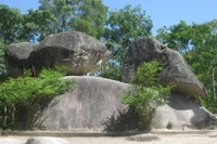 Hòn trống mái trên núi Trường Lệ Sầm Sơn