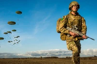 Trung đoàn nhảy dù của Quân đội Anh tập trận tại Estonia. Ảnh: MW.